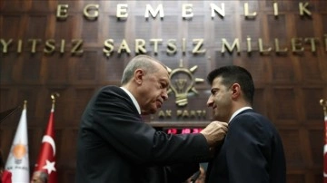 Cumhurbaşkanı Erdoğan AK Parti'ye katılan İzmir Milletvekili Çelebi'ye rozetini taktı