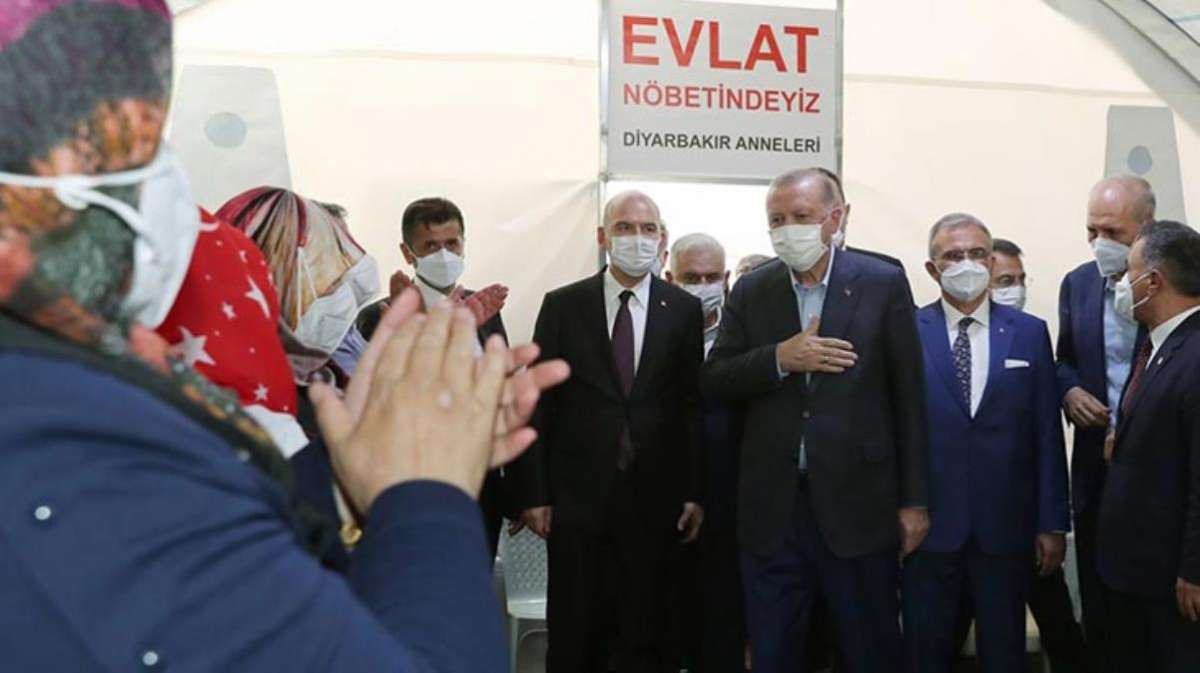 Cumhurbaşkanı Erdoğan Diyarbakır Annelerini kaldıkları çadırda ziyaret etti