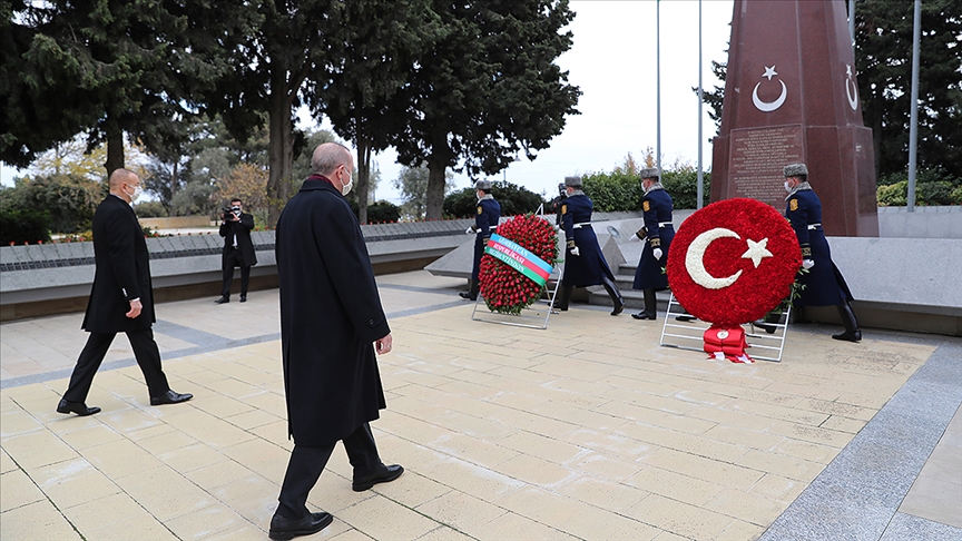 Cumhurbaşkanı Erdoğan Haydar Aliyev'in kabri ile Türk ve Azerbaycan şehitliklerini ziyaret etti