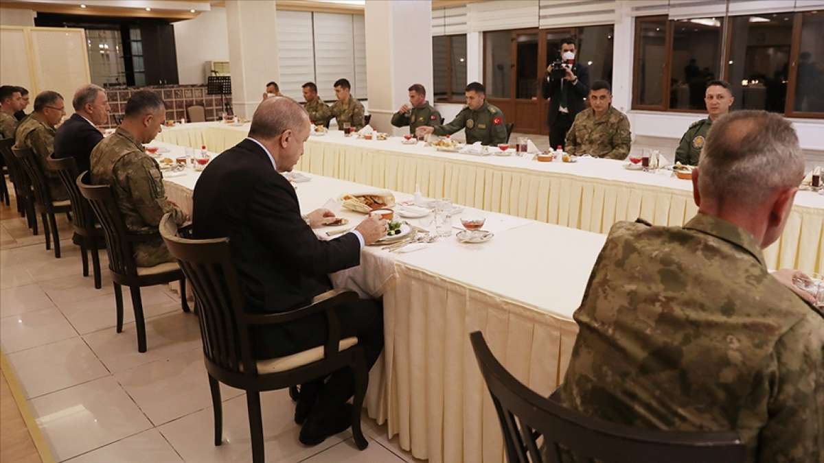 Cumhurbaşkanı Erdoğan, iftarda askerlerle bir araya geldi