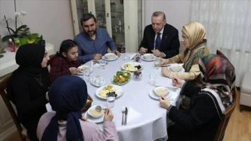 Cumhurbaşkanı Erdoğan, iftarını Ümraniye'de Kılıçaslan ailesiyle birlikte açtı