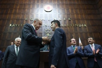 Cumhurbaşkanı Erdoğan Mehmet Ali Çelebi'ye rozetini taktı