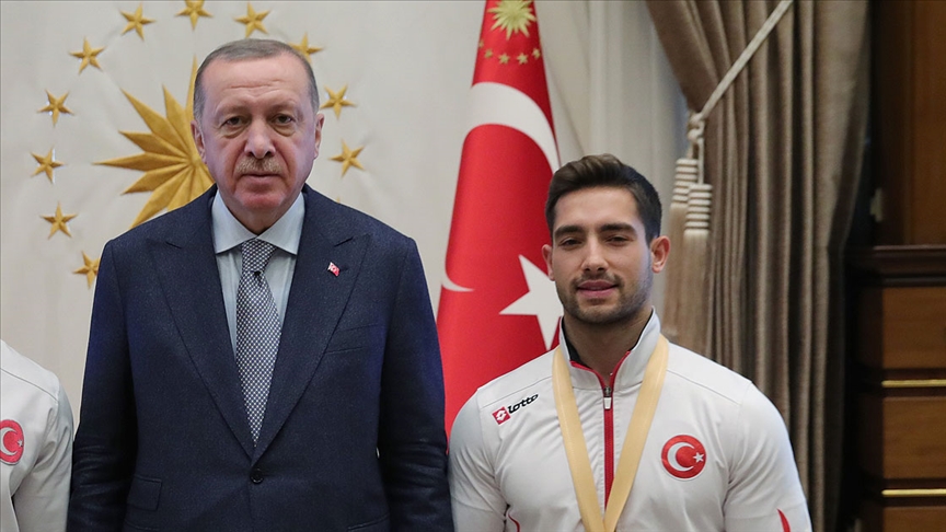Cumhurbaşkanı Erdoğan milli cimnastikçi İbrahim Çolak'ı tebrik etti