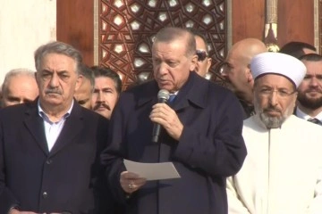 Cumhurbaşkanı Erdoğan, restorasyonu tamamlanan 3.5 asırlık Yeni Camii'yi yeniden ibadete açtı