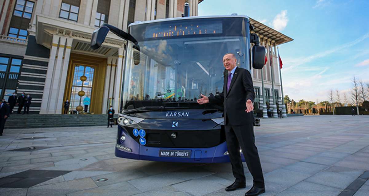 Cumhurbaşkanı Erdoğan, sürücüsüz elektrikli otobüsün ilk yolcusu oldu