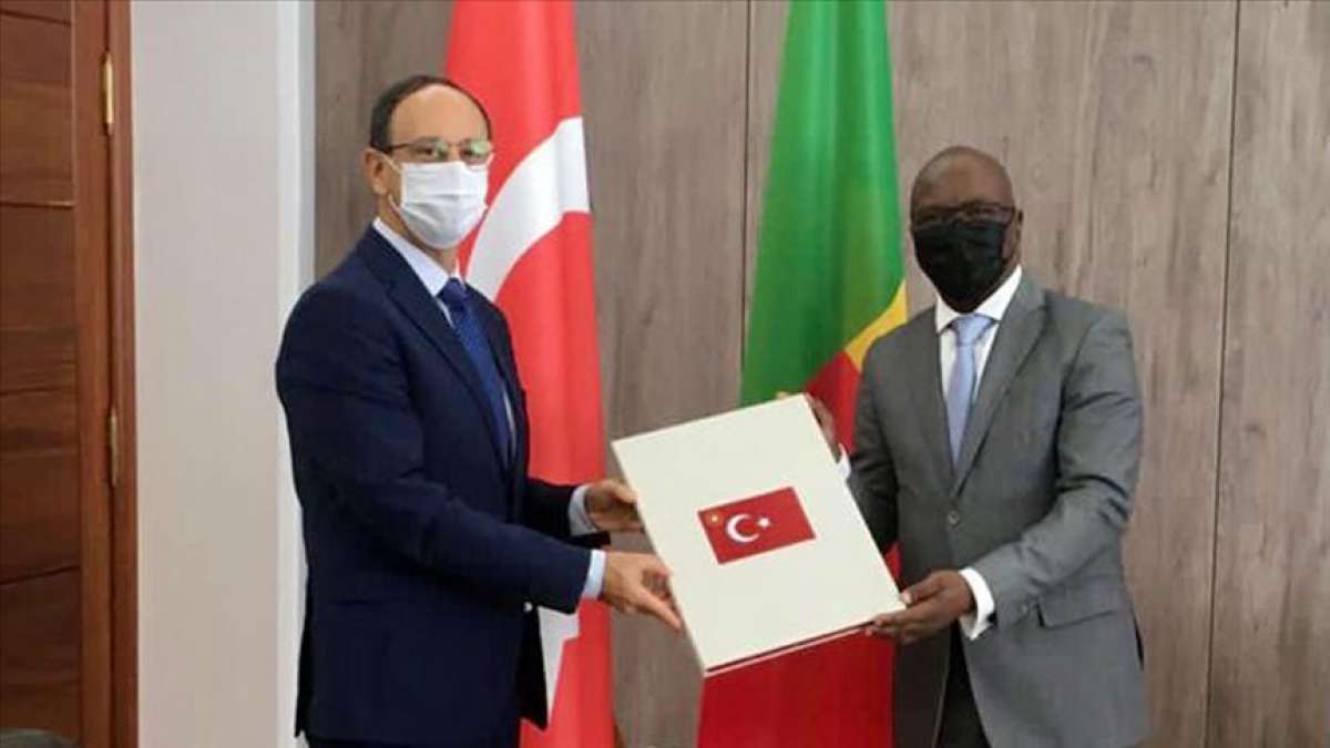 Cumhurbaşkanı Erdoğan'ın Beninli mevkidaşına gönderdiği tebrik mesajını Büyükelçi Özçeri iletti