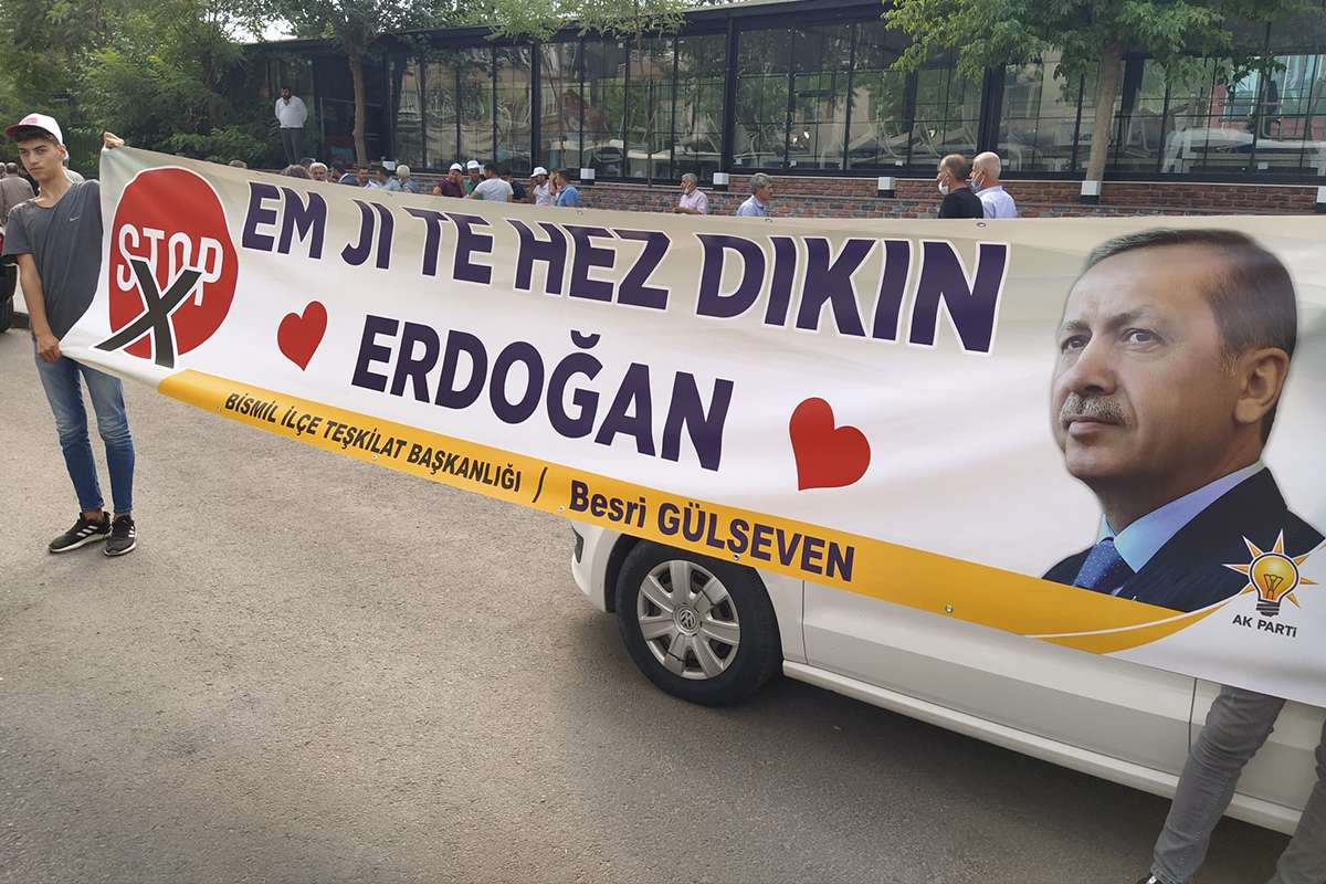 Cumhurbaşkanı Erdoğan'ın Diyarbakır ziyaretinde açılan destek pankartı ilgi çekti