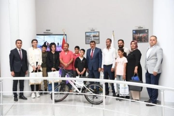 Cumhurbaşkanı Erdoğan’ın söz verdiği hediyeleri ulaştırdı