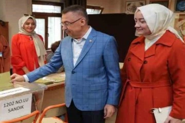Cumhurbaşkanı Yardımcısı Fuat Oktay Ankara'da oy kullandı
