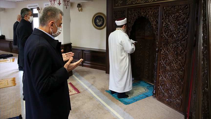 Cumhurbaşkanı Yardımcısı Oktay Çankaya Köşk Camisi'nde yağmur duasına katıldı