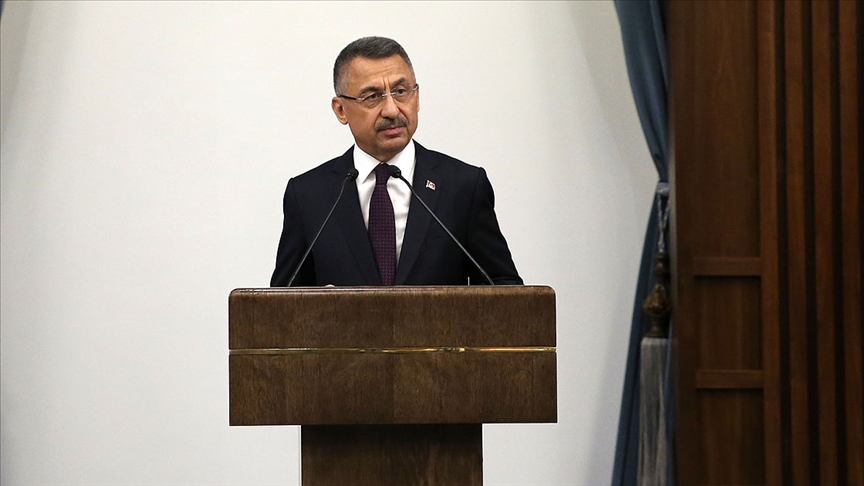 Cumhurbaşkanı Yardımcısı Oktay kürsüde konuşma yaptığı sırada rahatsızlandı