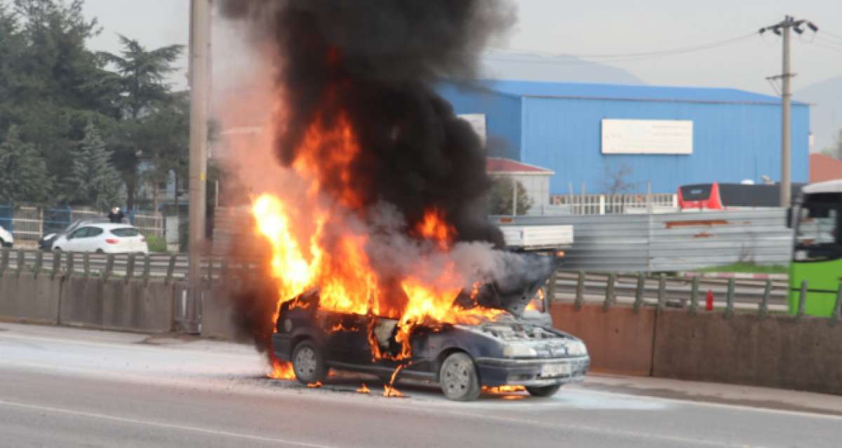 D-100'de alev alev yanan otomobil küle döndü