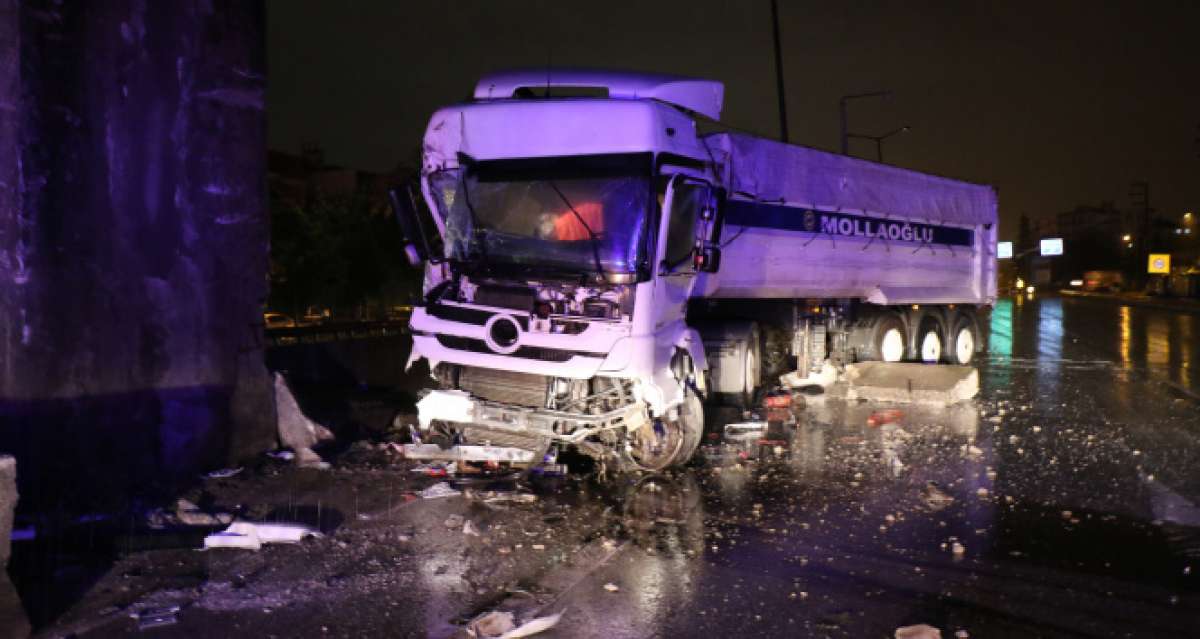 D-100'de hafriyat kamyonu beton bariyerlere çarptı: 1 yaralı