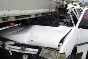 D-100&rsquo;de otomobil tıra ok gibi saplandı: 1 yaralı