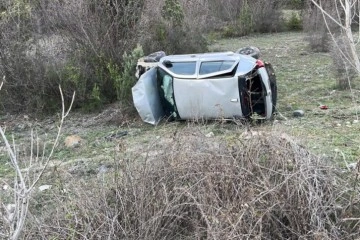 D100'de tarlaya u&ccedil;an otomobilin s&uuml;r&uuml;c&uuml;s&uuml; yaralandı