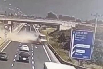 Damperi açık kalan kamyon üst geçide takıldı, karşı şeride geçip şarampole uçtu