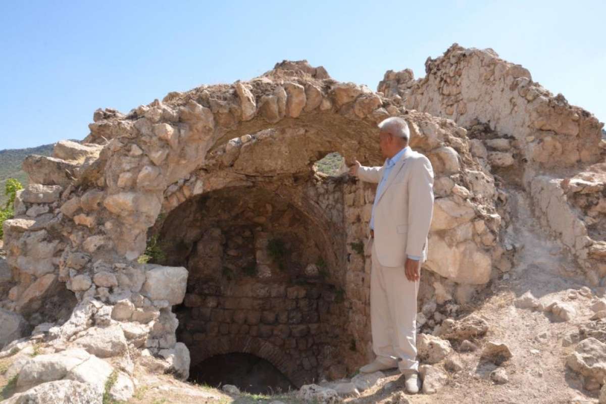 Define ararken tarihi manastır ve Hristiyan mezarlarını tahrip ettiler
