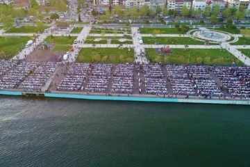 Deniz manzaralı 10 bin kişilik iftar