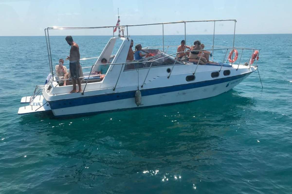 Denizde arızalan teknedeki 6 yabancı ve mürettebatı deniz polisi kurtardı