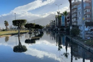 Denizin taştığı İskenderun'da son durum g&ouml;r&uuml;nt&uuml;lendi