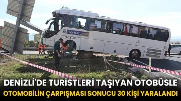 Denizli'de turistleri taşıyan otobüsle otomobilin çarpışması sonucu 30 kişi yaralandı