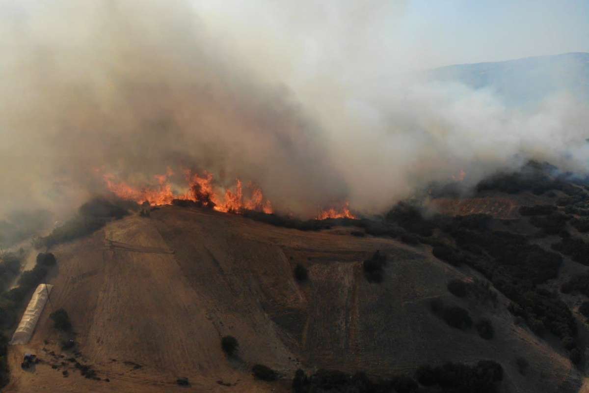 Denizli'de 4 saattir devam eden yangın havadan görüntülendi
