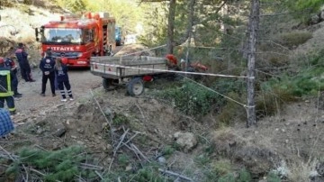 Denizli'de feci kaza: Traktör şarampole yuvarlandı!