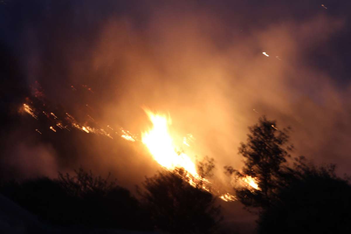 Denizli'de yerleşim yerine yaklaşan yangın devam ediyor