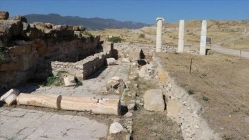 Denizli'deki antik kent Tripolis'teki depremlerin izleri çağ ışığına çıkartılıyor