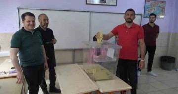 Deprem bölgesi Osmaniye’de oy kullanma işlemi başladı