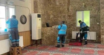 Deprem bölgesinde cami temizliği