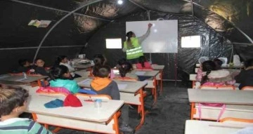 Deprem bölgesinde eğitim çadırda başladı