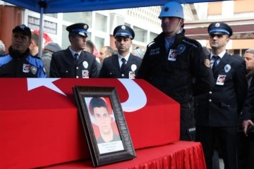 Deprem b&ouml;lgesinde şehit olan polis memuru Rize&rsquo;de son yolculuğuna uğurlandı