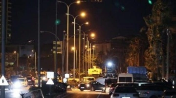 Deprem bölgesindeki sokak lambalarına elektrik verilmeye başlandı