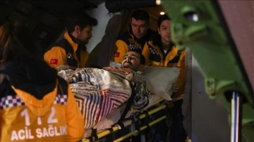 Deprem bölgesinden 4 yaralı, ambulans uçakla İstanbul'a getirildi