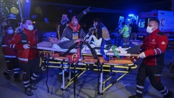 Deprem bölgesinden 51 yaralı uçakla İstanbul'a getirildi