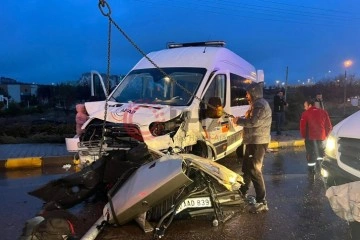 Deprem b&ouml;lgesine giden AFAD aracı kaza yaptı: 1 &ouml;l&uuml;, 9 yaralı