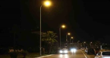Deprem dolasıyla sönen sokak lambalarına yeniden enerji verildi