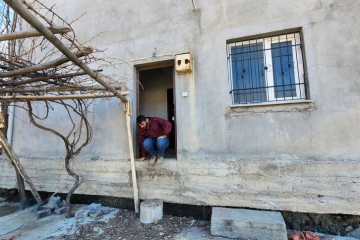 Deprem evi yıkmadı ama 30 santim kaldırıp, 2 metre ileriye taşıdı