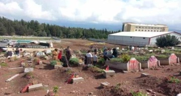 Deprem h&uuml;z&uuml;nl&uuml; hikayeler bıraktı: Yakınlarını kaybedenler mezarlıkları ziyaret etti