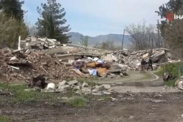 Deprem mahalleyi yıktı ge&ccedil;ti, 20 evden sadece 4'&uuml; ayakta kaldı: 18 kişi can verdi