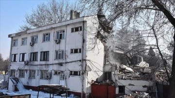 Depremde ağır hasara uğrayan Elbistan Belediyesi binasının yıkımına başlandı