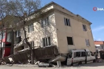 Depremde binanın yıkılmasını minibüs önledi
