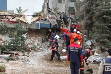 Depremde enkaz altında kalan Kur'an kursu hocasının cansız bedenine ulaşıldı