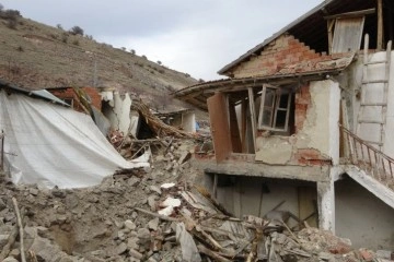 Depremde enkaza dönen mahalle taşınmak istiyor