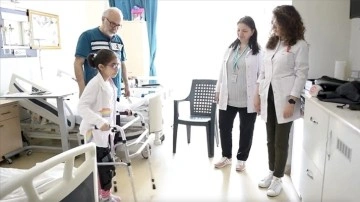 Depremde enkazdan kurtarılan 9 yaşındaki Zeynep, yürümeye ve konuşmaya başladı