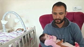 Depremde eşini kaybeden baba, iki aylık ikizleriyle teselli buluyor