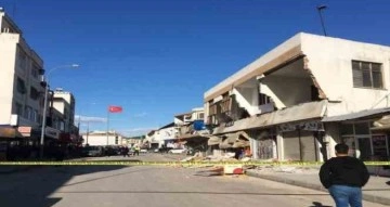 Depremde hasar alan 2 katlı binanın ön yüzü böyle yıkıldı