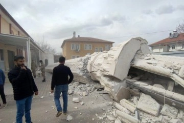 Depremde hasar gören minare kontrollü şekilde yıkıldı