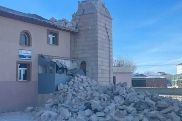 Depremde hasar oluşan caminin minaresi kontrollü olarak yıkıldı